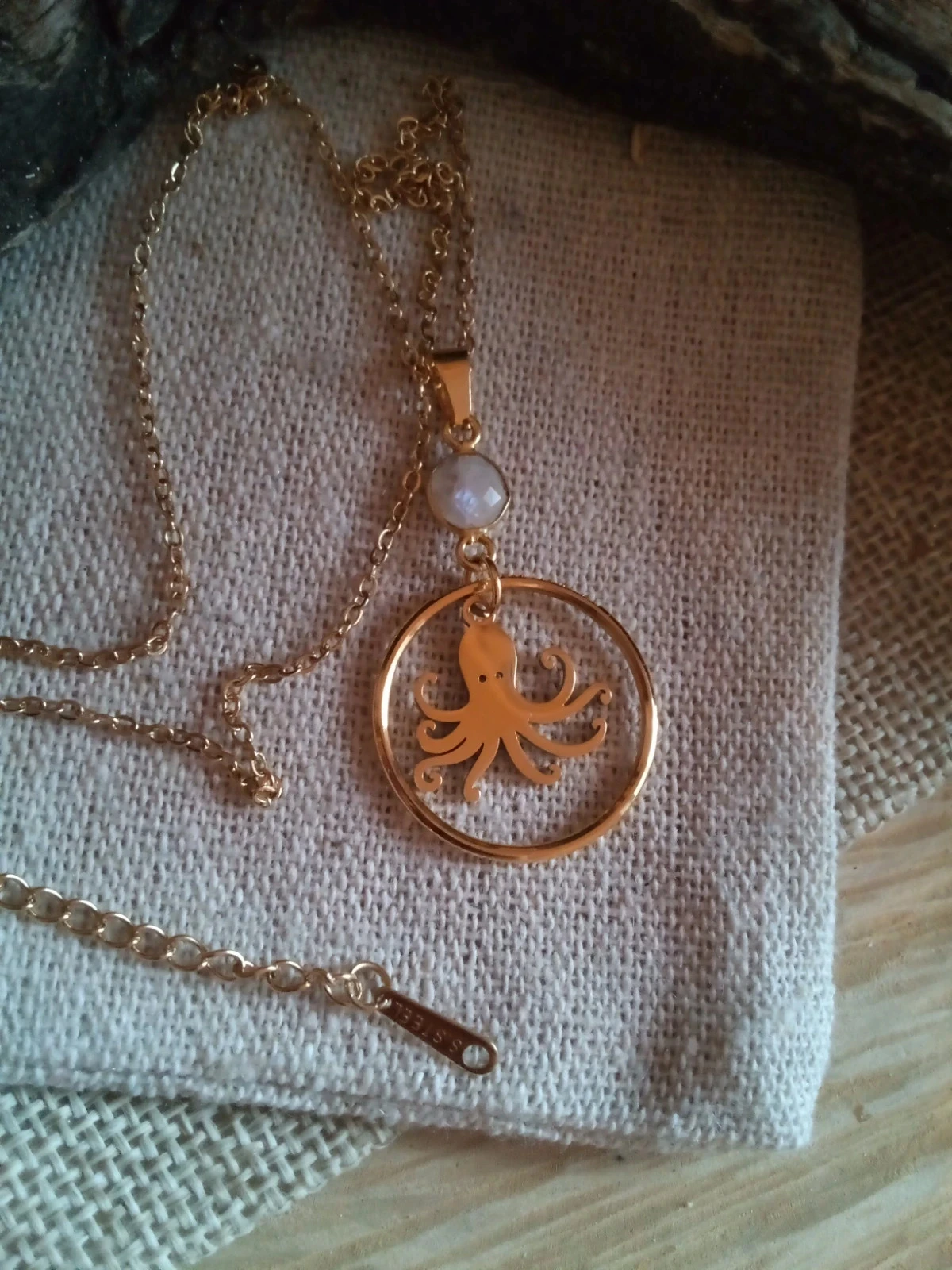 Collier pendentif petite pieuvre et connecteur en pierre de lune – photo 2